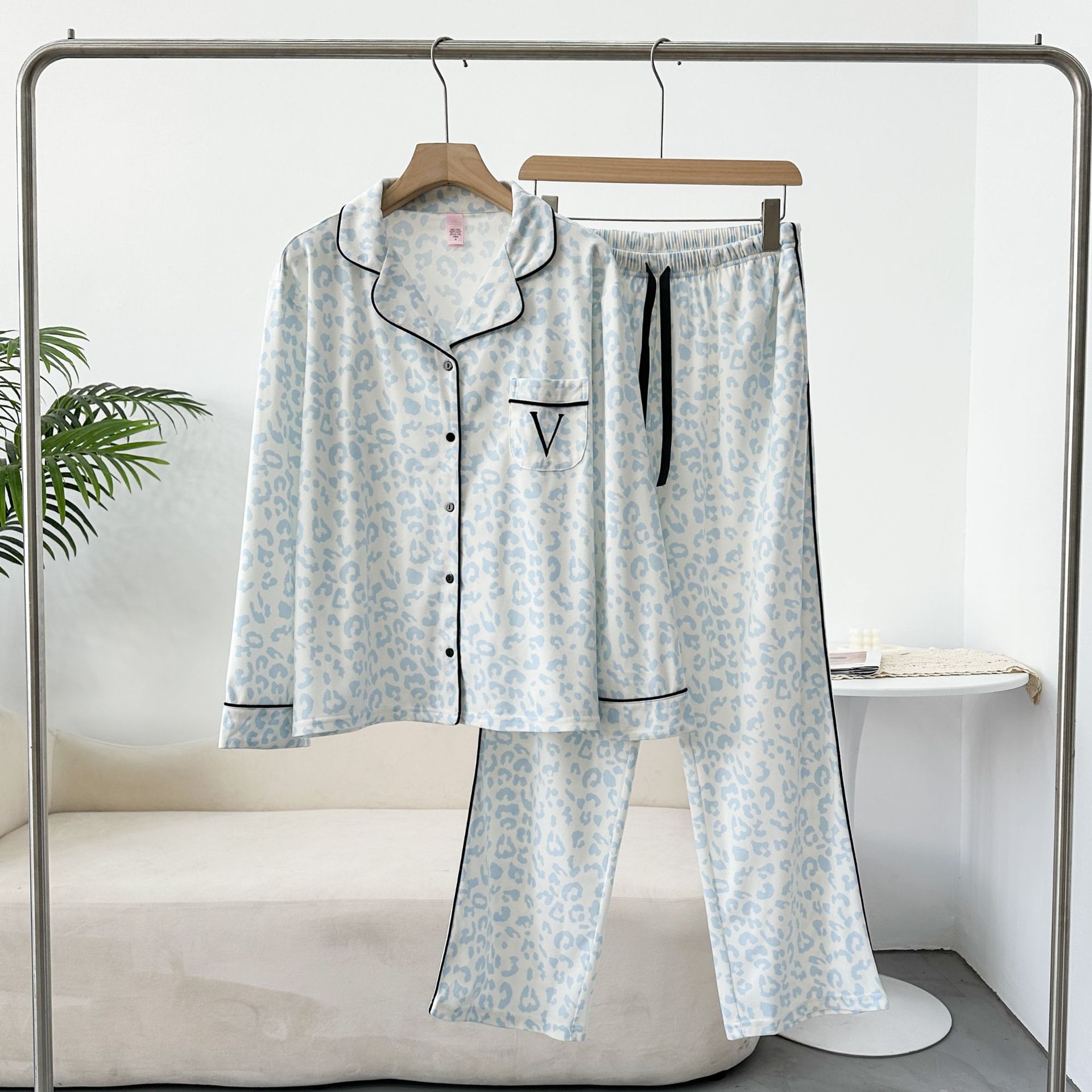 VS 라이트 벨벳 블루 레오파드 프린트