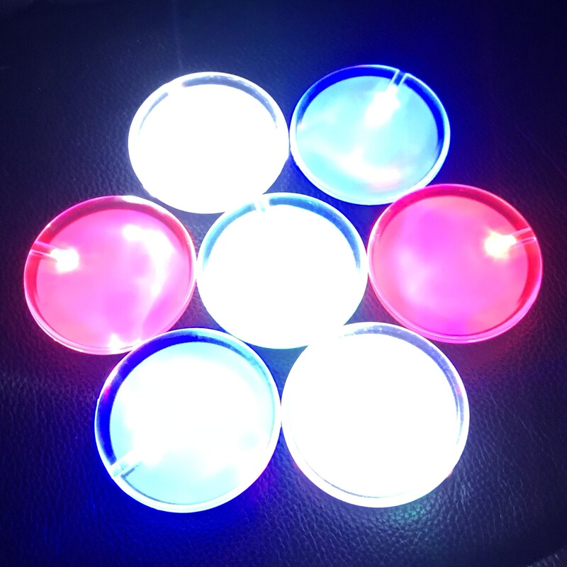 卸売りアクリルpsフラッシュバッジ創造性自慢led発光ギフト胸章定ロゴ広告胸札|undefined