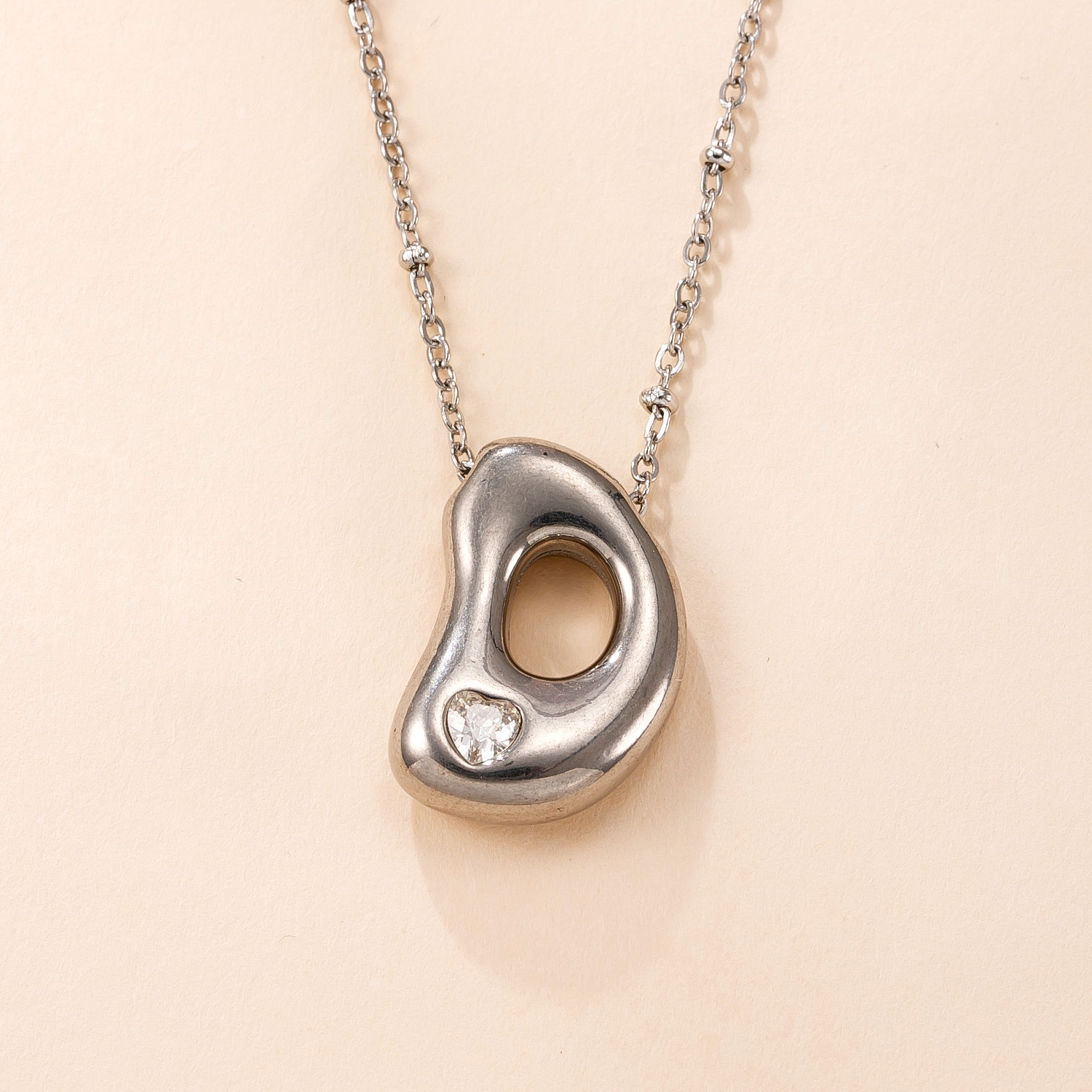 Colgante único transfronterizo de joyería de acero inoxidable fundición con incrustaciones de diamantes de color 26 letras accesorios de collar moda simple pulsera briy