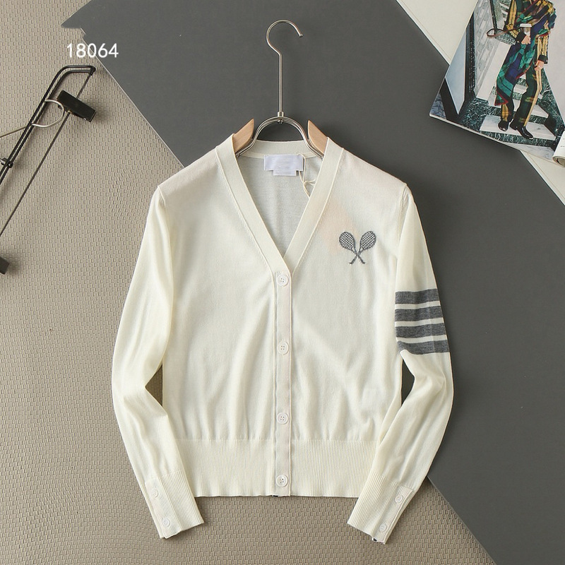 Factory direct sales: TB autumn collection, preppy style, knitted cardigan with a tennis racket pattern on the chest, featuring a classic four-stripe design and a V-neck Factory direct sales: TB autumn collection, preppy style, knitted cardigan with a tennis racket pattern on the chest, featuring a classic four-stripe design and a V-neck
