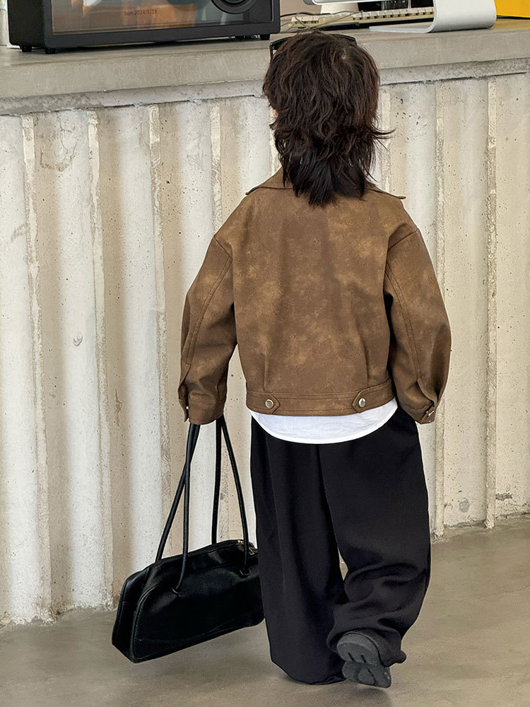 Коричневая кожаная куртка + черные брюки 918