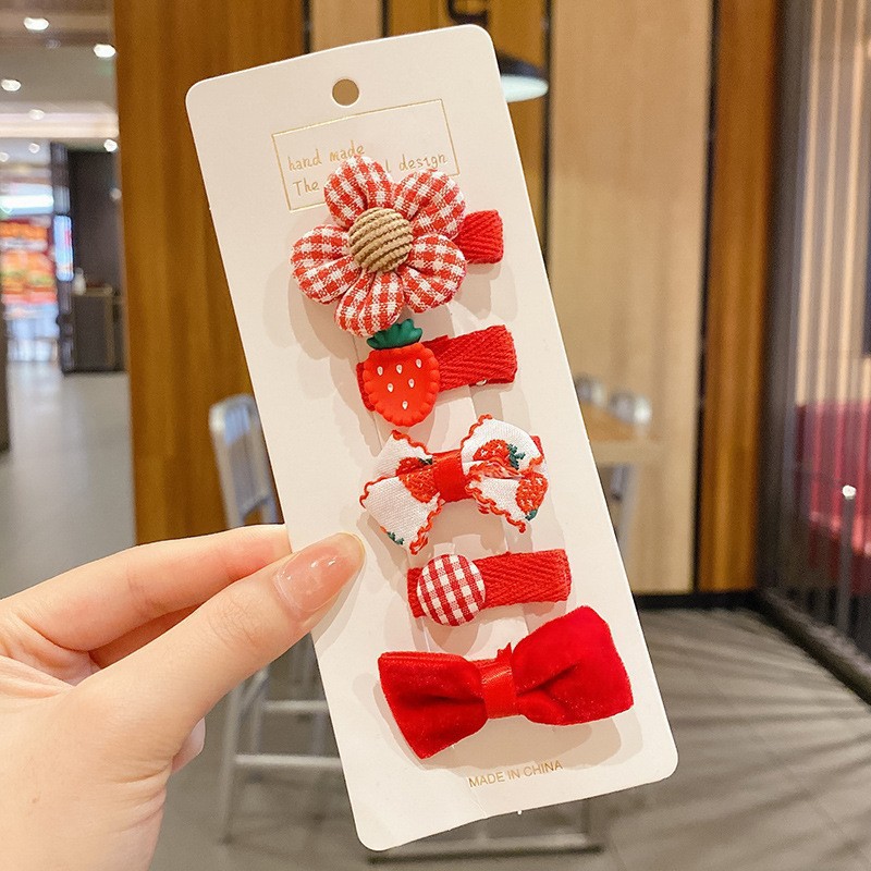 Juego de cinco piezas de flores rojas