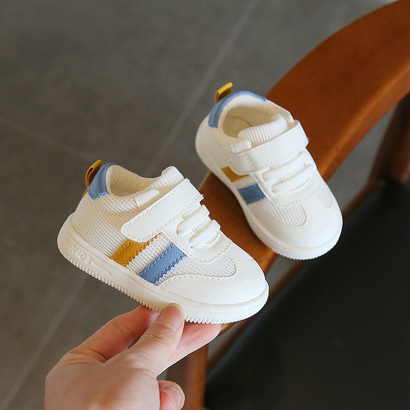Xiaoxiao 2024 otoño nuevos zapatos blancos Velcro malla transpirable zapatos de bebé antideslizantes de fondo suave zapatos de niño