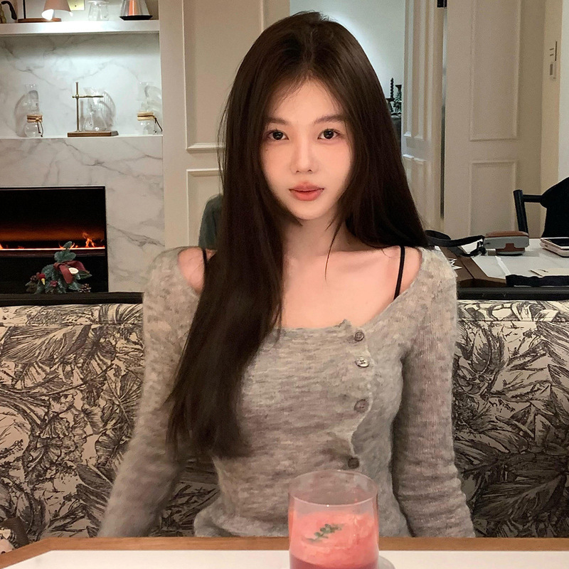Korean-Style Gray Round-Neck Buttoned Long-Sleeve Knit Sweater for Women, Spring Season, Pure Desire Style, Slim Fit, Flattering for Petite Figures, Inner Wear Top