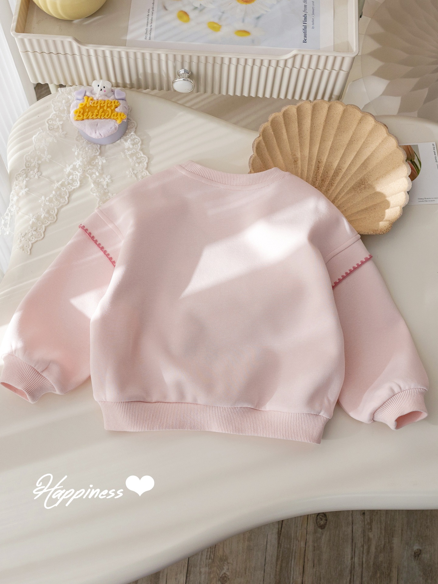 女の子の流行の刺繍のパーカー2025年春秋の新型の洋気の上着の赤ちゃんの韓国版のかわいい立体のプルオーバー