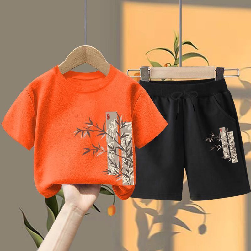 (오렌지색 티셔츠 + 끈이 달린 검정색 반바지) 왼쪽 아래 대나무