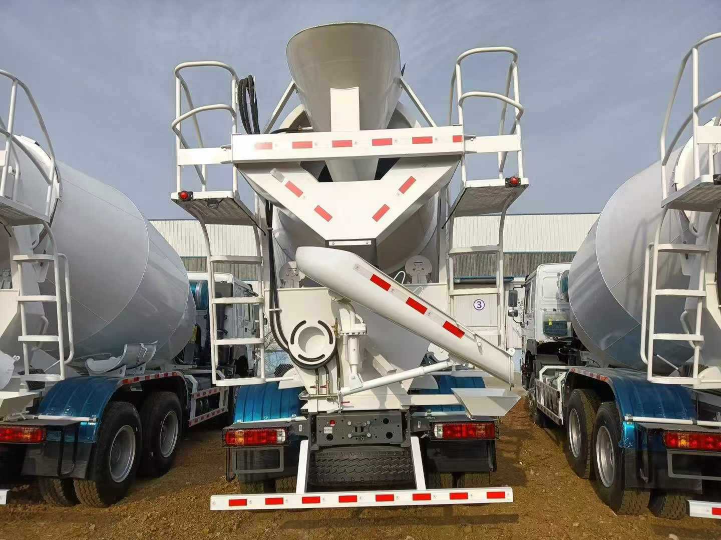 White export version of the National II vehicle chassis can be used for dump trucks and mixer trucks, 360 horsepower, HW76 new front face cab