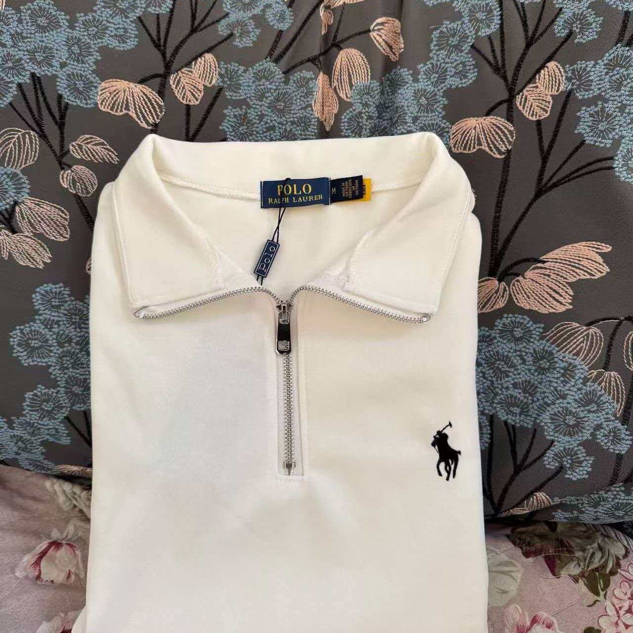 白色衣服黑色标