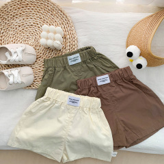 男の子の半ズボンの夏の薄いタイプの綿の子供のズボンの外は5分のズボンの中で赤ちゃんの白いズボンの洋風の潮がクールです。