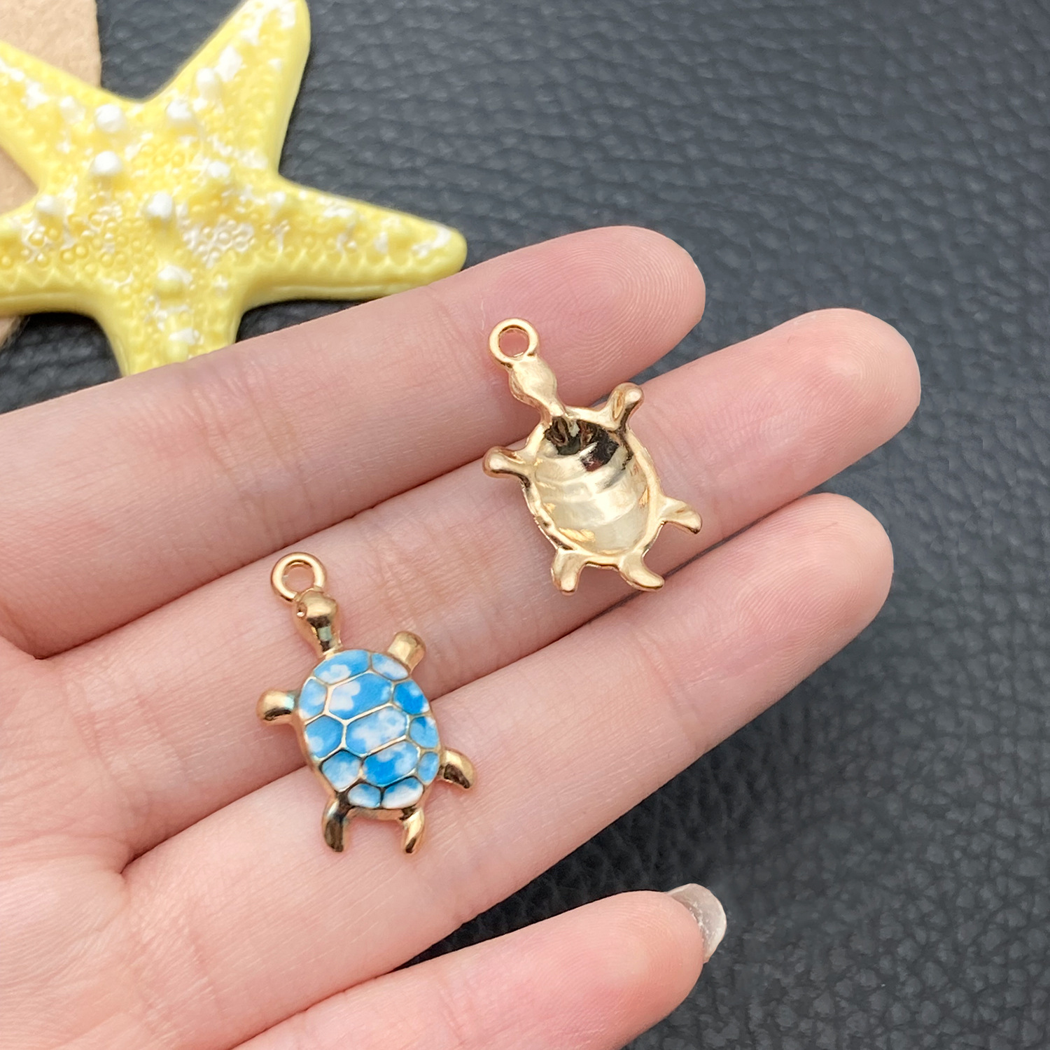 Colgantes marinos esmaltados: tortuga, delfín, estrella de mar