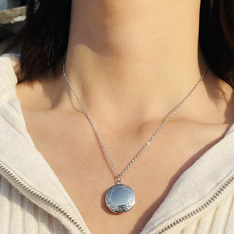 18K Gold Plated, White Gold Plated Plating Material Titanium Steel Copper 18K Gold Plated White Gold Plated Plating Round Locket Necklace