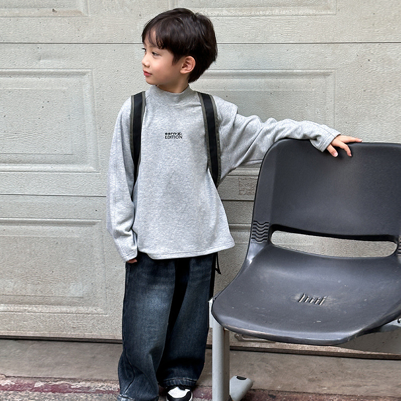 Niños con camisetas de camiseta de camiseta de manga larga para niños 2025 otoño y invierno ropa infantil para niños calientes con cuello de media altura