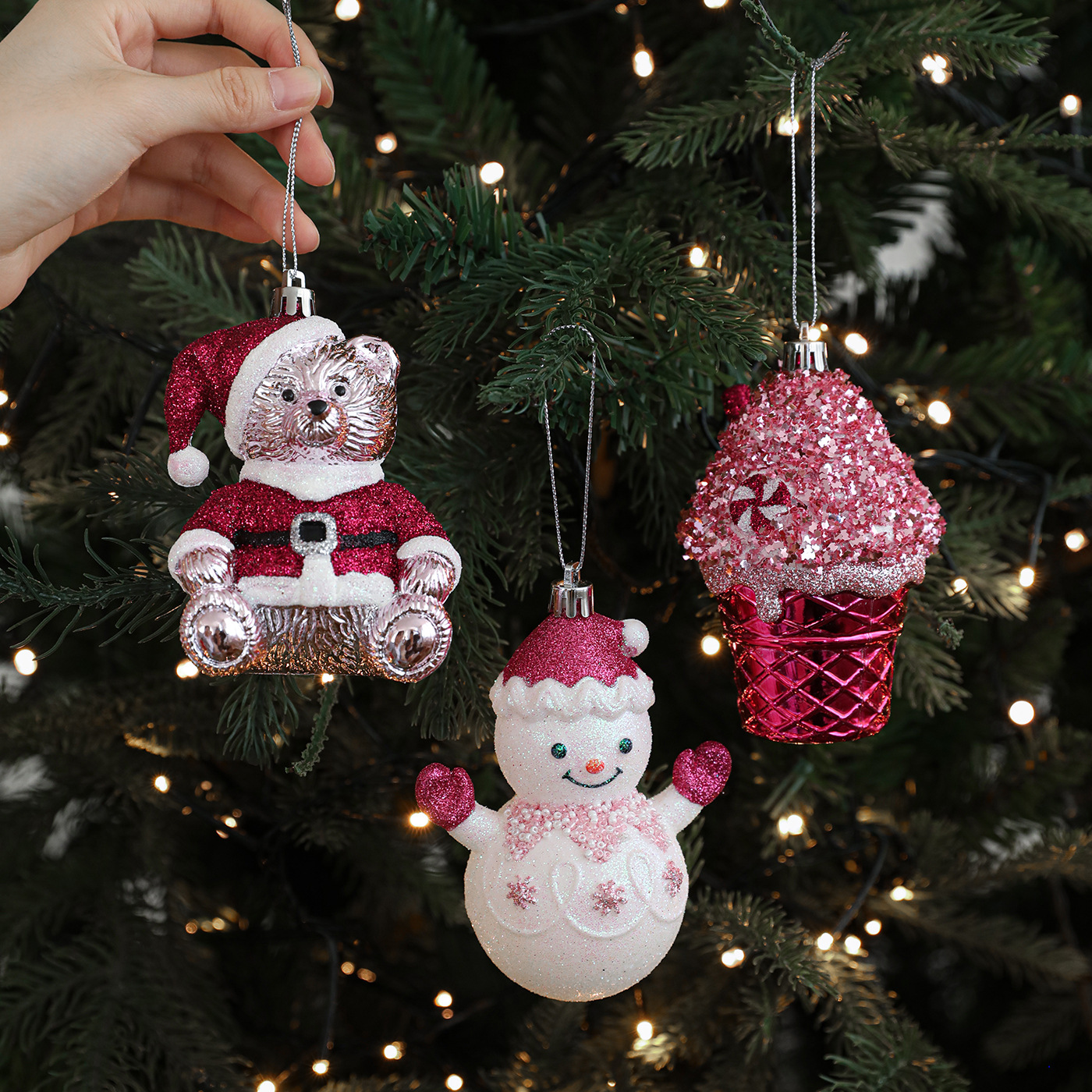 Nuevo producto colgante de plástico rosa rosa rosa de color colgante de dibujos animados pastel oso árbol de Navidad decoración de ventana