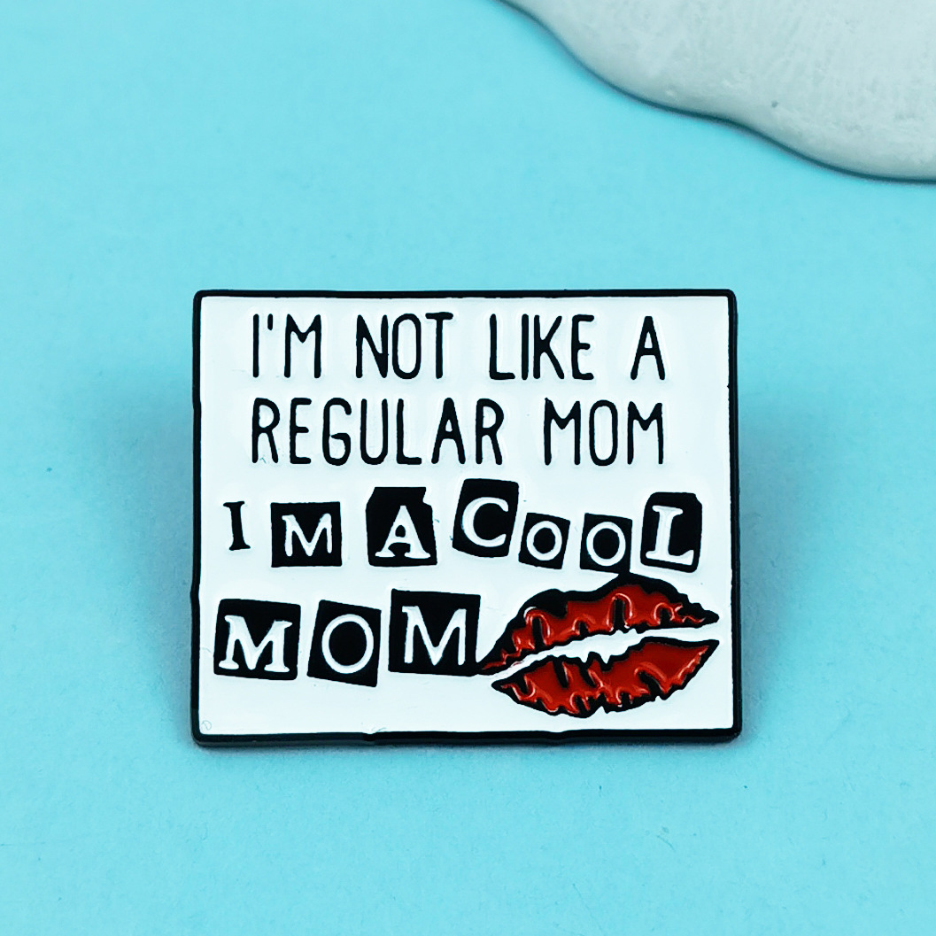 红色嘴唇个性图案徽章方形几何金属英文配饰胸针服装领针饰品现货