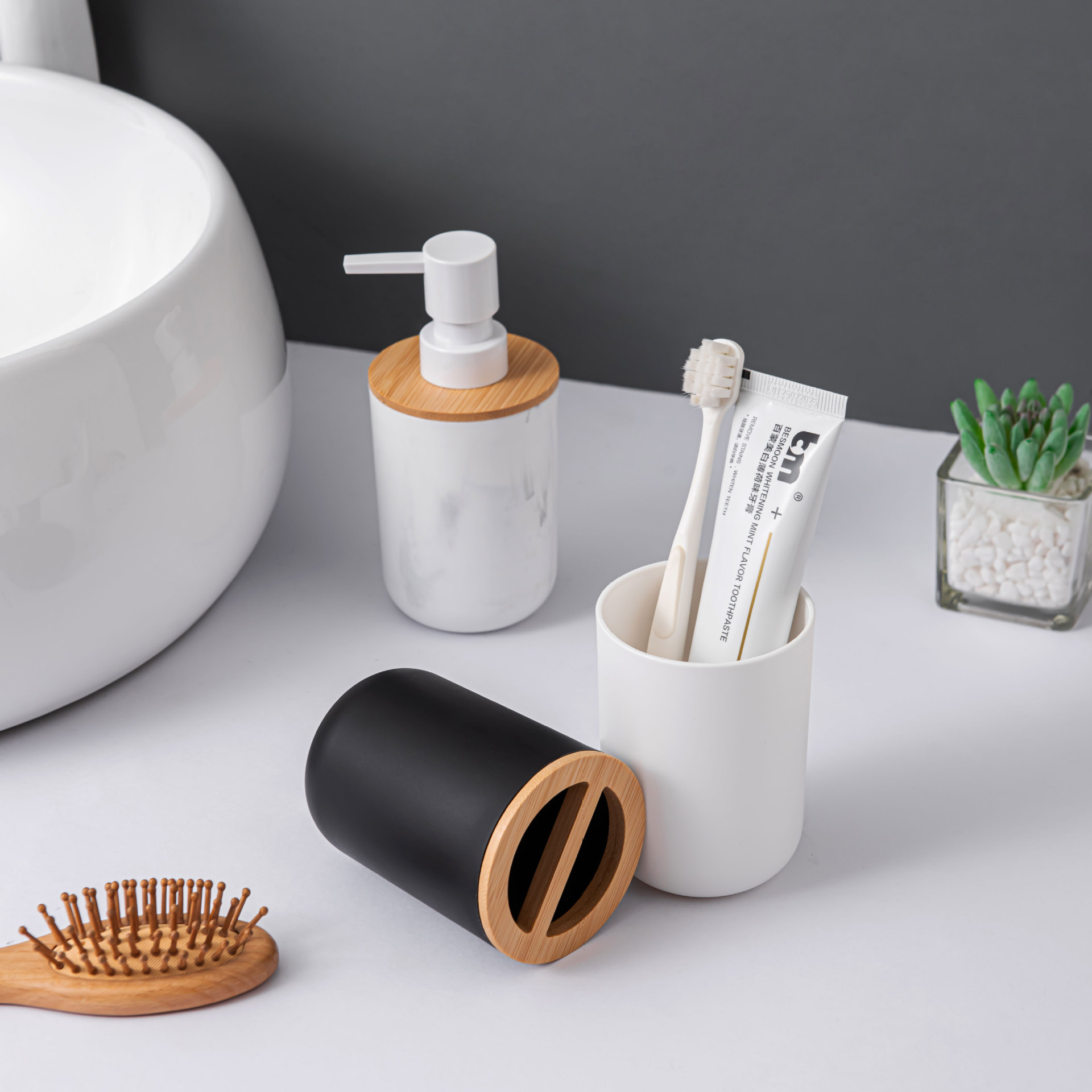 Baño de bambú y baño de tres piezas de baño de artículos de higiene de baño taza de enjuague cepillo de dientes de pasta de dientes conjunto de botella de loción