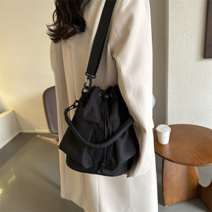 Universal shoulder bag for leisure, capacious handheld one-shoulder bag, city style, oxford cloth, drawstring