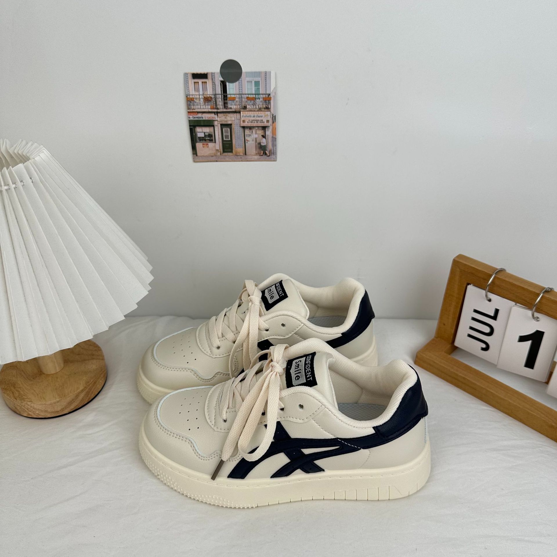 Zapatos blancos transpirables de otoño planos para mujeres 2024 nuevos estudiantes de zapatos deportivos de entrenamiento alemán en zapatos casuales coreanos image 4
