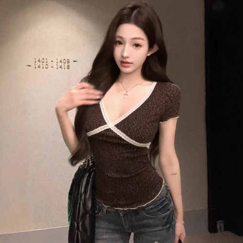 Ins petite sexy V-neck lace edge leopard print slim fit short-sleeve T-shirt for women summer spicy girl pure desire short top women's T fashion