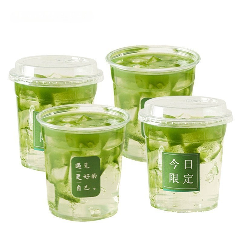 Чашка с молочным чаем с порошком льда