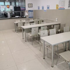 ホテルのダイニングテーブルと椅子、ファーストフードレストランのダイニングテーブル、ミルクティーショップ、ステンレス製のテーブルと椅子、一体型の従業員食堂のテーブルの組み合わせ、商業用
