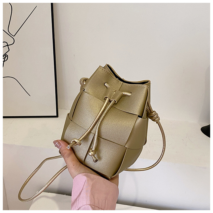 Internet famous handbag for women in 2024, high-end drawstring woven shoulder bag with large capacity, trendy and fashionable crossbody bucket bag_voghion.com