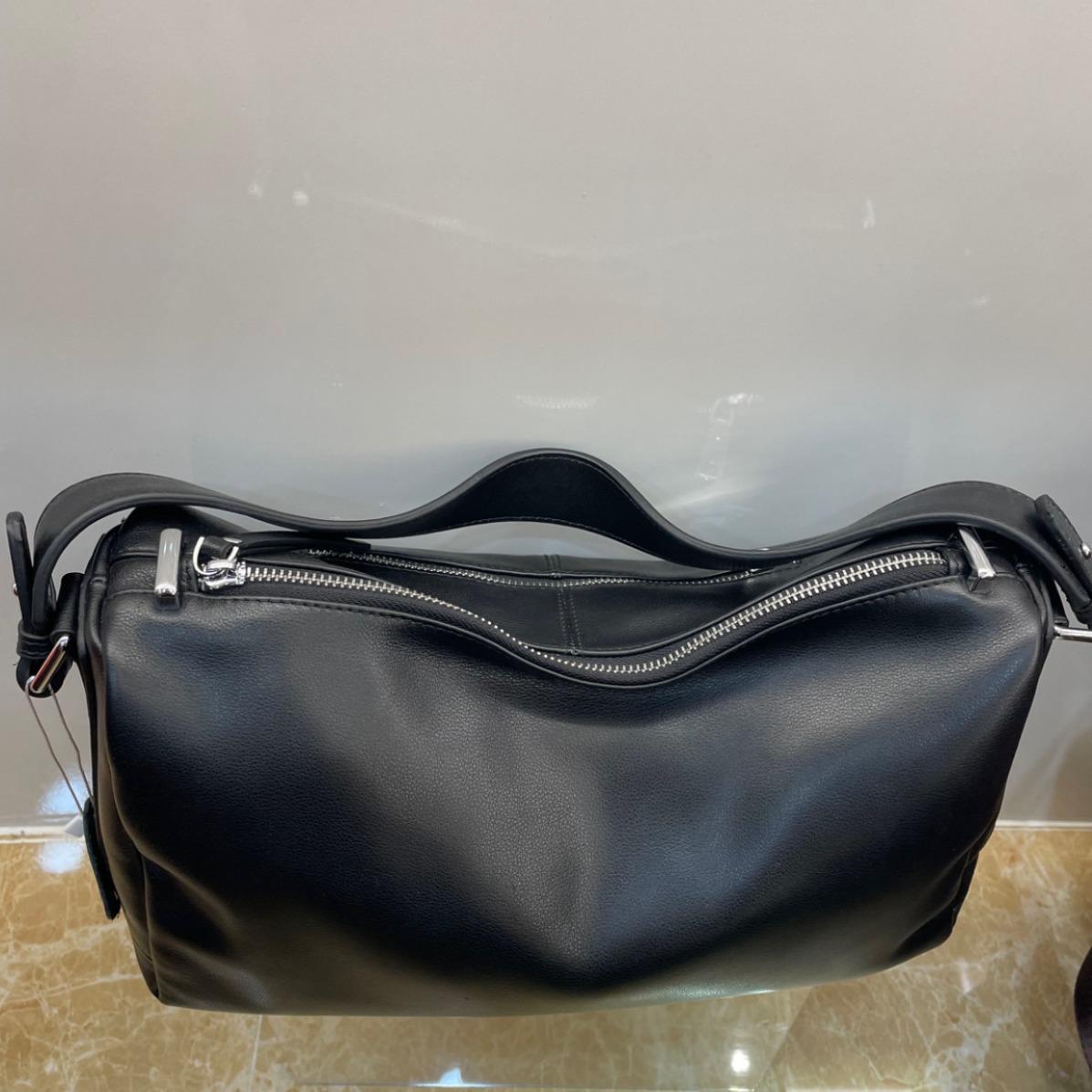 El nuevo nicho de alto nivel lleva un bolso de cuero de vaca real en un hombro, bolso de axila de mujer explosiva, bolso de almohada ligero y lujoso.