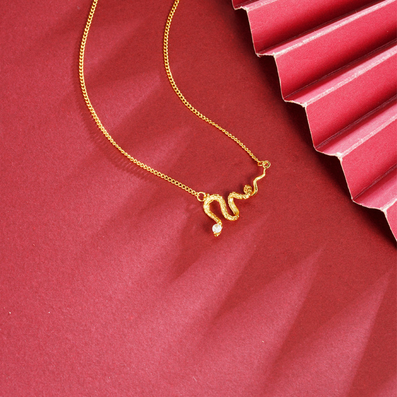 Guochao antiguo diseño de collar de oro Fasha sensación de serpiente espiral enredada cadena de clavícula para mujeres lujosas joyas no se desvanecen