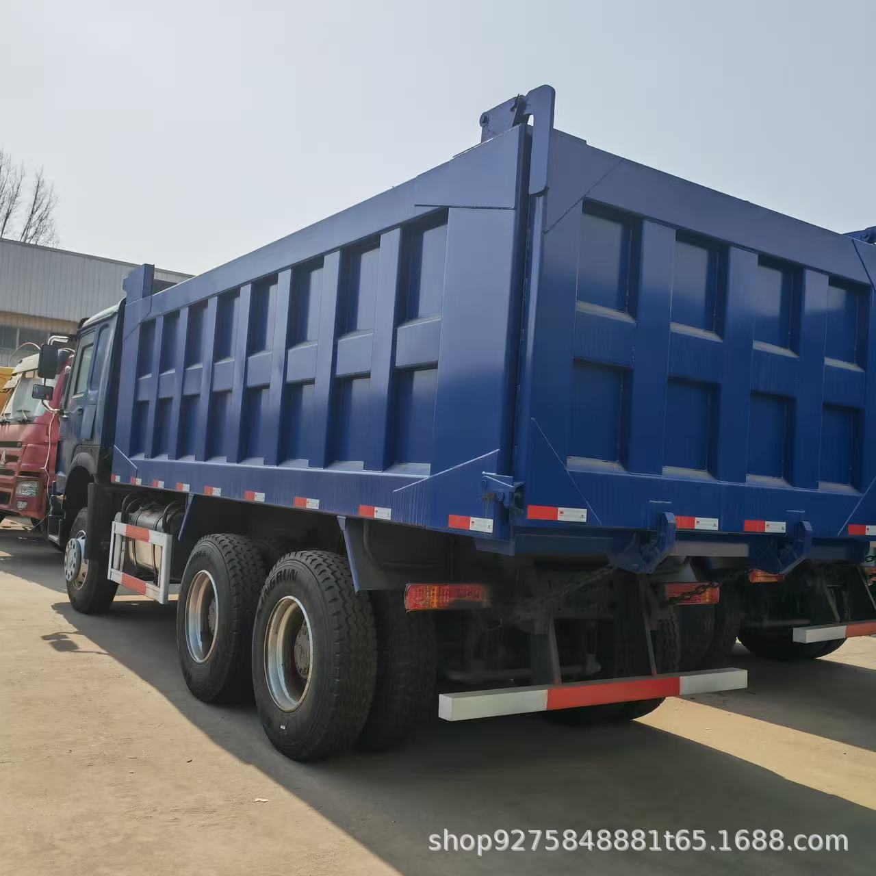 Sinotruk Howo Dump Truck 400 Horsepower 6X4 Dump Truck for Transporting Soil and Gravel