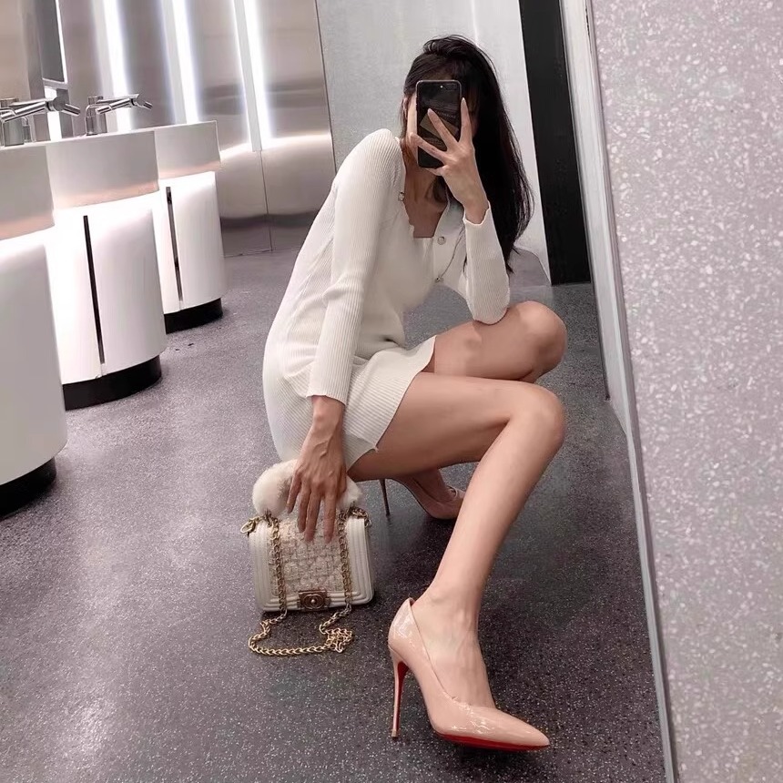 奈派の黒い先の赤い底のハイヒールの女性の2024早春の新型のセクシーな百合の細いかかとの浅い口の側の空の靴