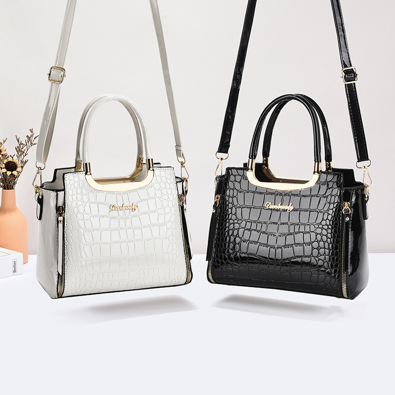 2026 nueva moda esmaltada cocodrilo estampado bolso transfronterizo mujer universal viaje de gran capacidad mochila de hombro