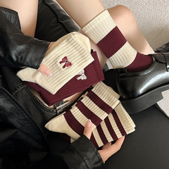 秋冬の新型の靴下の女性の安カラットの赤い中筒の女性の靴下の卸売りの韓国版の学院の風の縞の山の靴下の諸及び