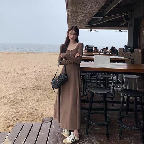 Elegant French-style black long-sleeve dress for women—early autumn, Hepburn-inspired, flowy silhouette, slimming fit, perfect as a versatile A-line base layer.