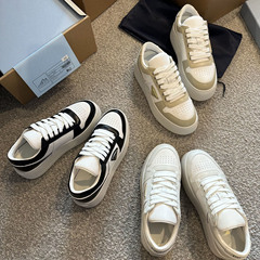 厚い底が高くなりました。白い靴のひも付きの靴が快適です。