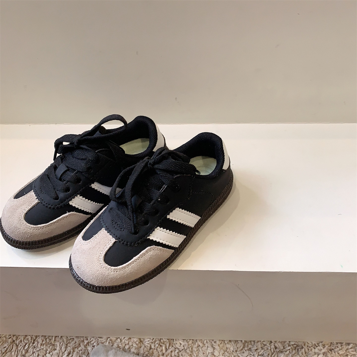 Zapatos infantiles transfronterizos fresas rojos zapatos deportivos infantiles niñas zapatos de entrenamiento para niñas zapatos de skate casuales zapatos bebés primavera y otoño