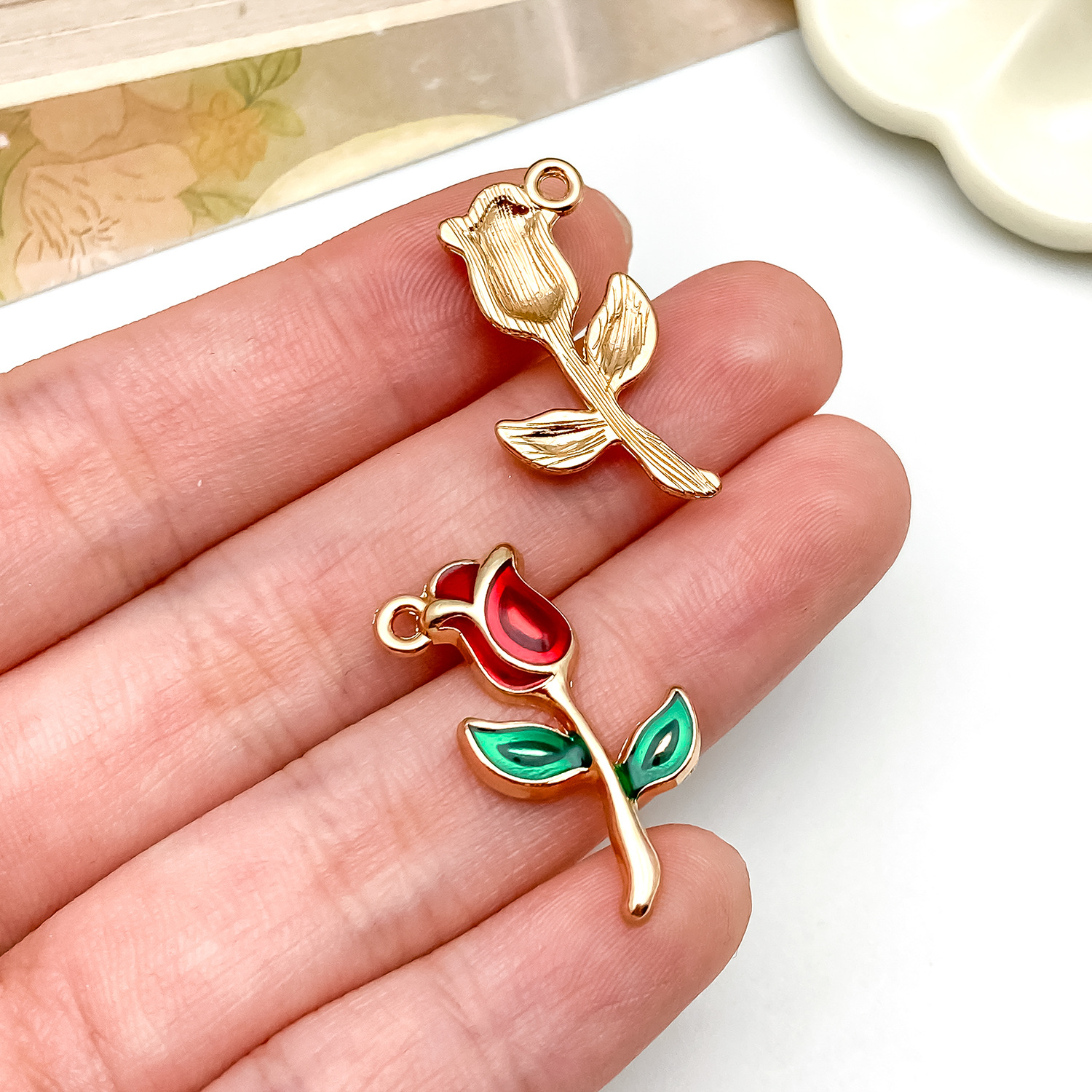 23756DL-大号kc金红色滴油锌合金绿叶玫瑰花25x13