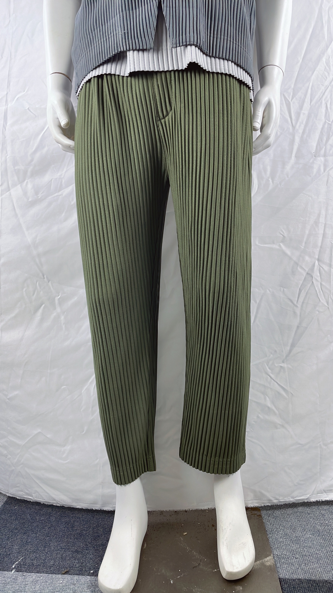 Pantalones plisados para hombre estilo Miyake, pantalones cortos holgados informales de estilo zanahoria elásticos y fluidos de verano, pantalones cortos adelgazantes JF149