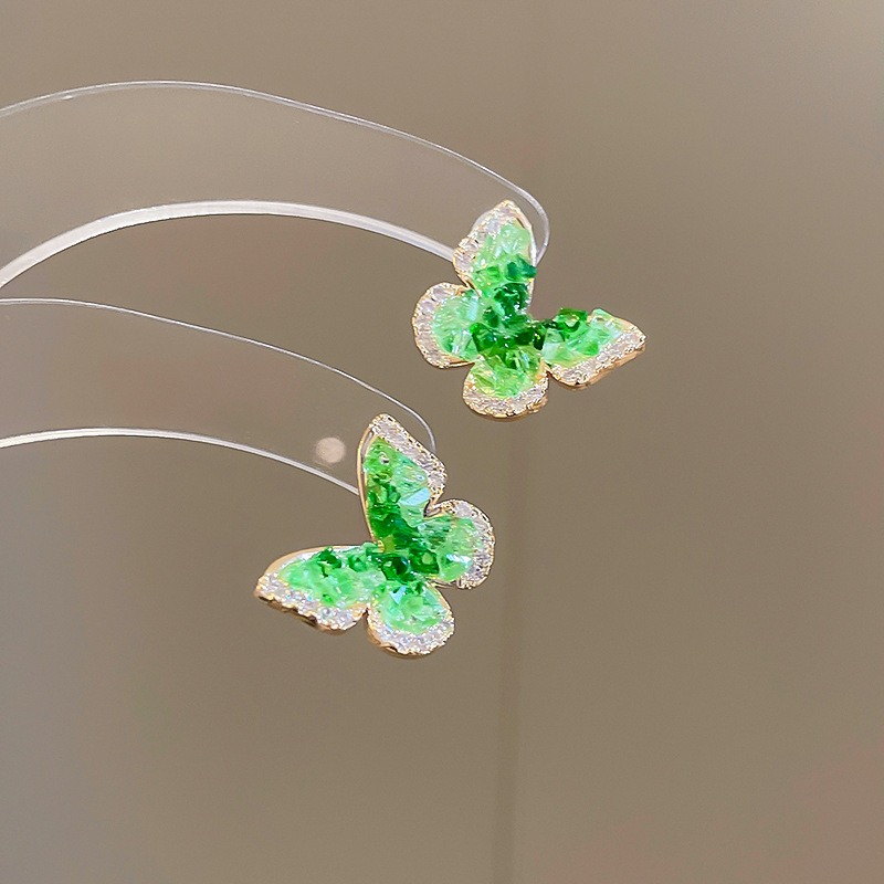 Pendientes de mariposa de cristal de aguja de plata galvanoplastia de oro real de 18k Pendientes frescos pequeños Pendientes exquisitos personalizados Sensación avanzada de nicho