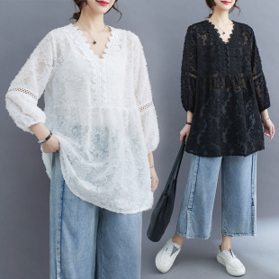 Actual Shot of 2025 New Summer Style Large Size Belly-Covering Slimming Look V Neck Lace Shirt for Women with Wide Hips, Medium-Length Sleeves and Thin