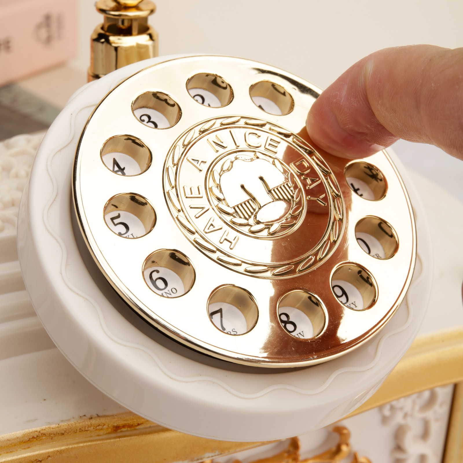 Teléfono con dial antiguo retro de alta gama, caja de música, caja de música, bar de almacenamiento de teléfonos de estilo europeo, cafetería, creatividad