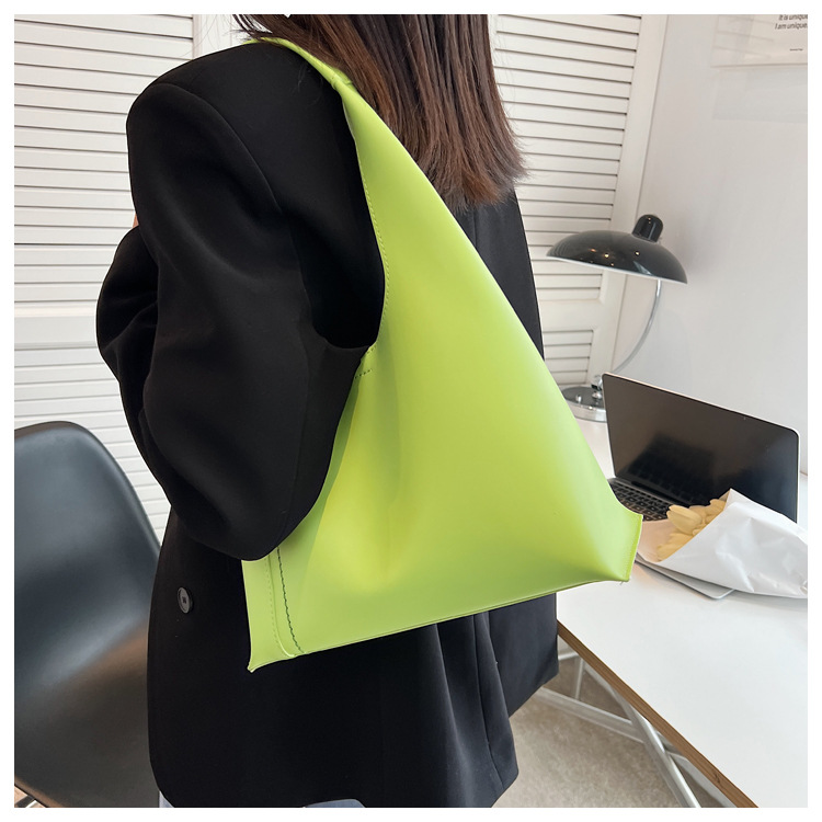 Women's Summer 2022 New Simple One Shoulder Large Capacity Underarm Handbag display picture 3