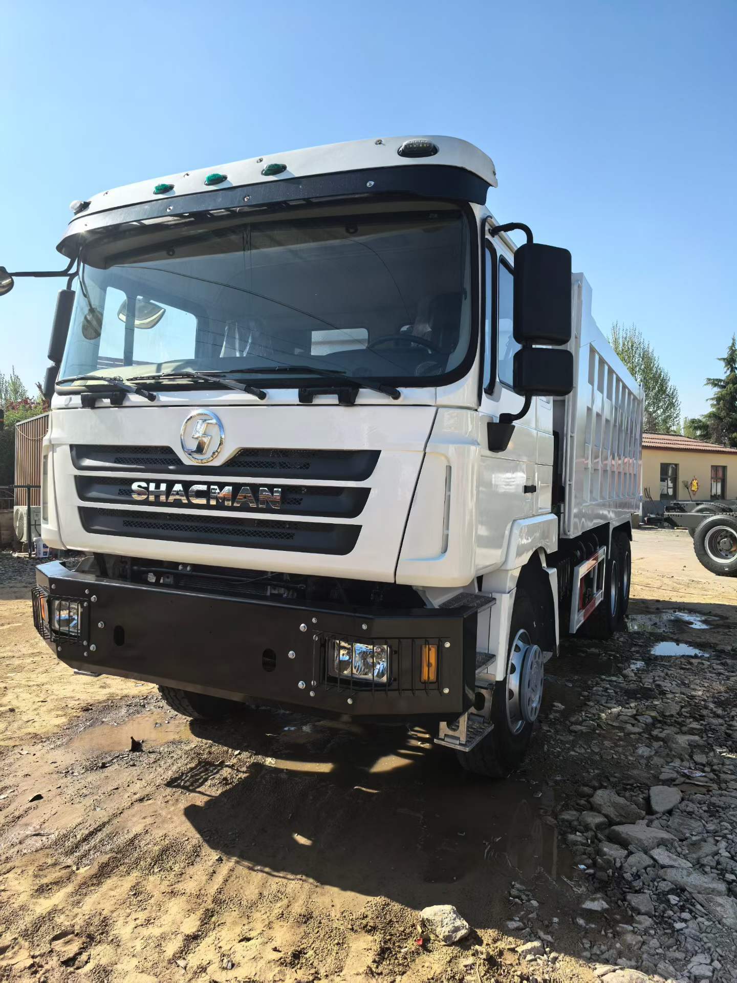 Exported to African countries, Shaanqi Delong 6X4 dump truck F3000 with diesel fuel pump, eight-wheel commercial concrete and soil transport vehicle