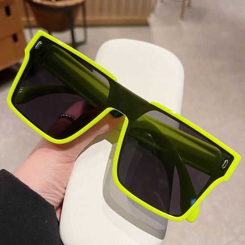 Suitable for male drivers with myopia, this pair of sunglasses features a combination of mirror and dark lenses, providing summer sun protection and polarized lenses for a premium look.
