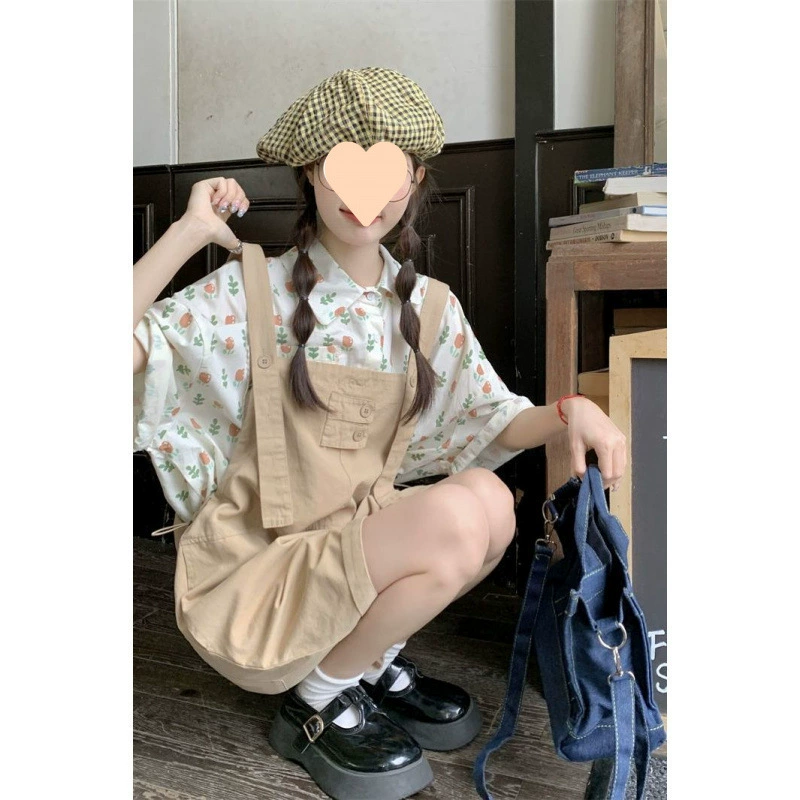 Комплект из двух предметов: комбинезон с подтяжками, рубашка с принтом и шорты с коротким рукавом, летний набор 2025 года.