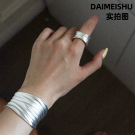 项链;耳环;耳钉