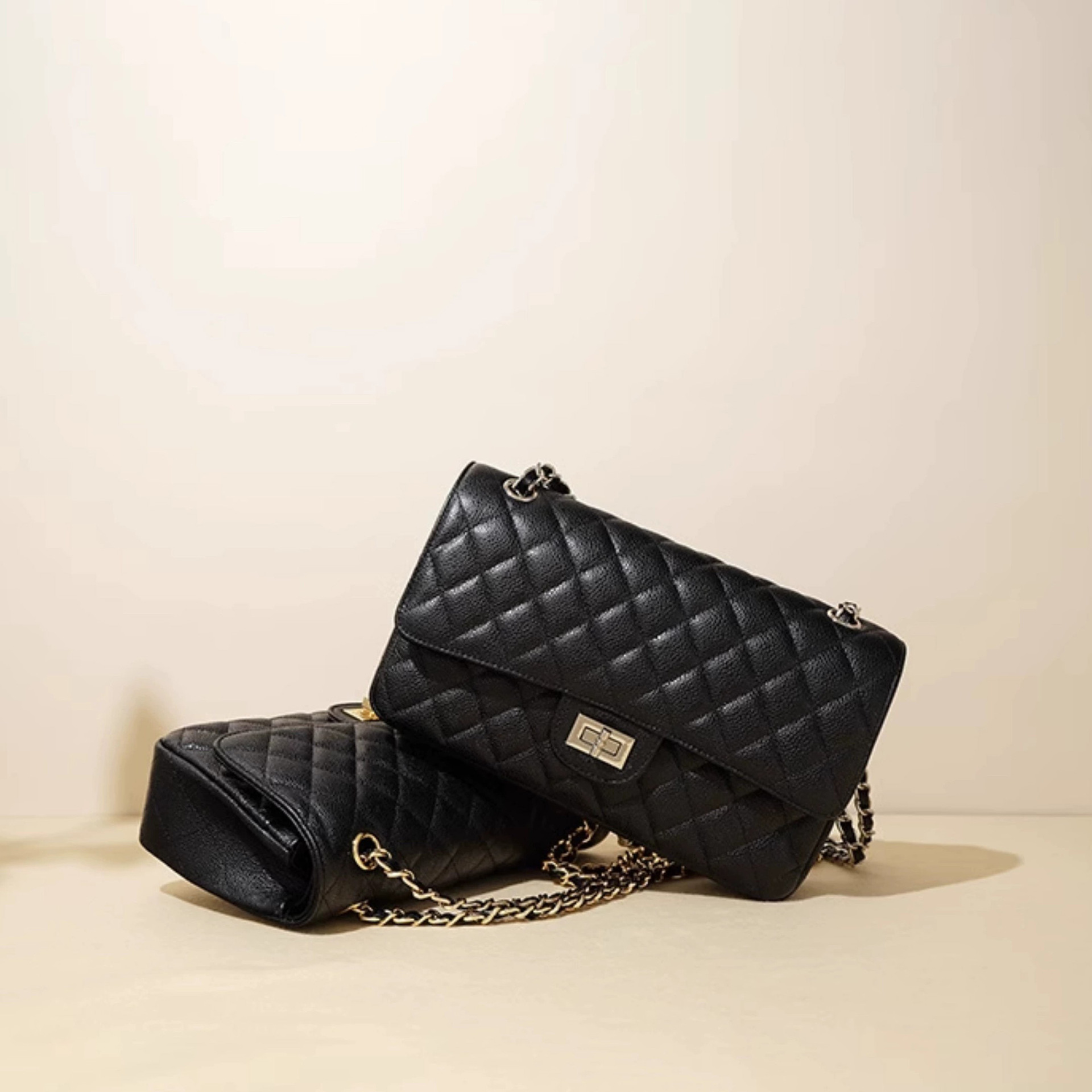 Leren tas met ruitpatroon, kettingdetails, teenbescherming, rundleerpatroon, okselstuk, enkele schouderband, crossbodytas voor dames_voghion.com