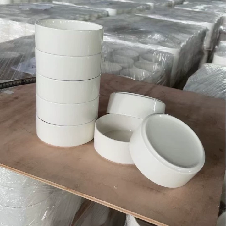 Прямая плоская низкая кошачья миска против черного подбородка кошачий консервированный горшок керамический корм для собак