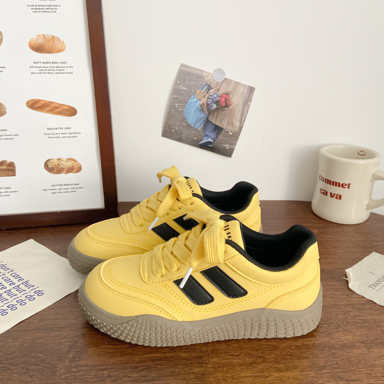 Zapatos blancos de suela gruesa de Dexun, otoño de 2025, nuevos zapatos de mujer de moda, nicho universal, zapatos de skate de altura baja para mujeres.