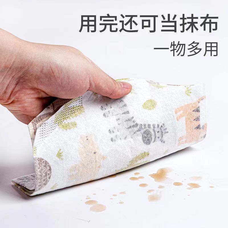 赤ちゃんの使い捨ての赤ちゃんは食事をします。|undefined