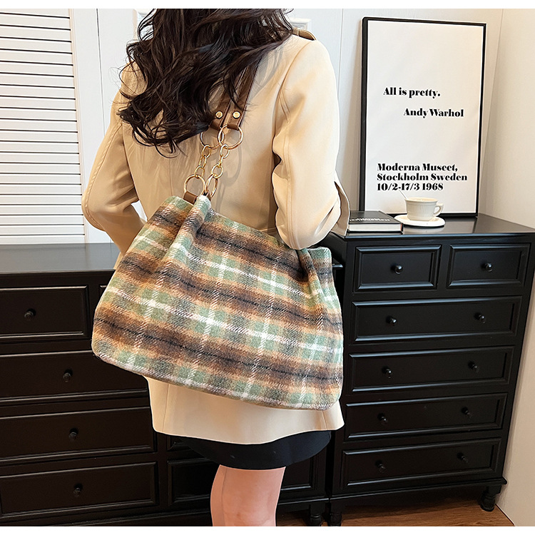 Large capacity tote female niche design, commuting outdoor travel bag, high-end casual autumn and winter new item_voghion.com