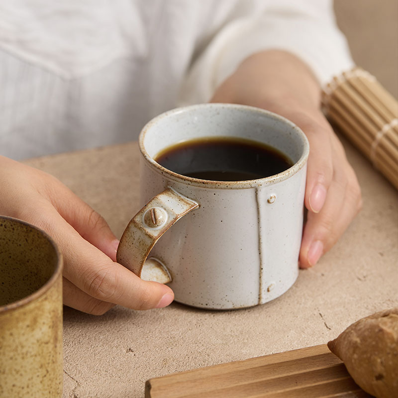 Taza de remaches de cambio de horno Taza de café nórdico simple y personalizada Taza de alto valor Taza de cerámica para oficina